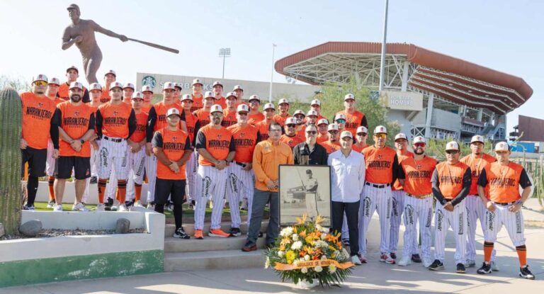 Naranjeros rinden guardia de honor a Héctor Espino en Hermosillo