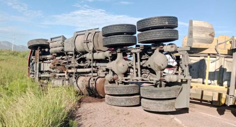 Volcadura de tráiler en carretera Agua Prieta-Cananea por problema mecánico Volcadura de tráiler en carretera Agua Prieta-Cananea por problema mecánico