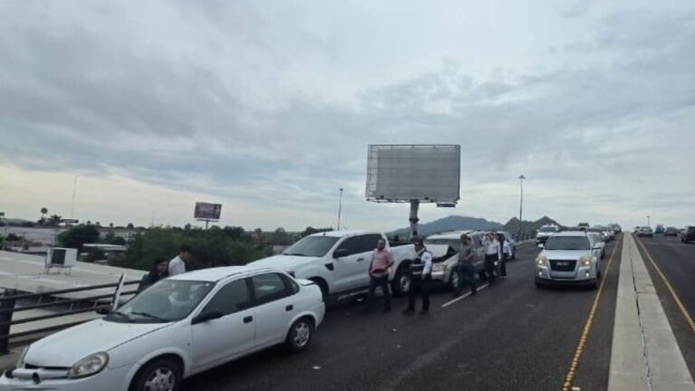 Choque de tres vehículos provoca congestionamiento en sur de Hermosillo
