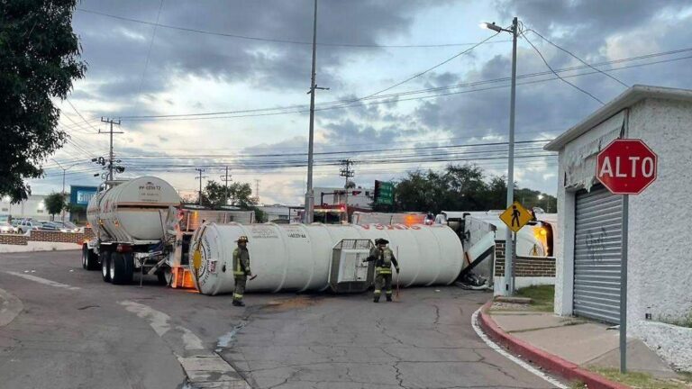 Volcadura de pipa con gasolina en Nogales provoca evacuación en zona industrial