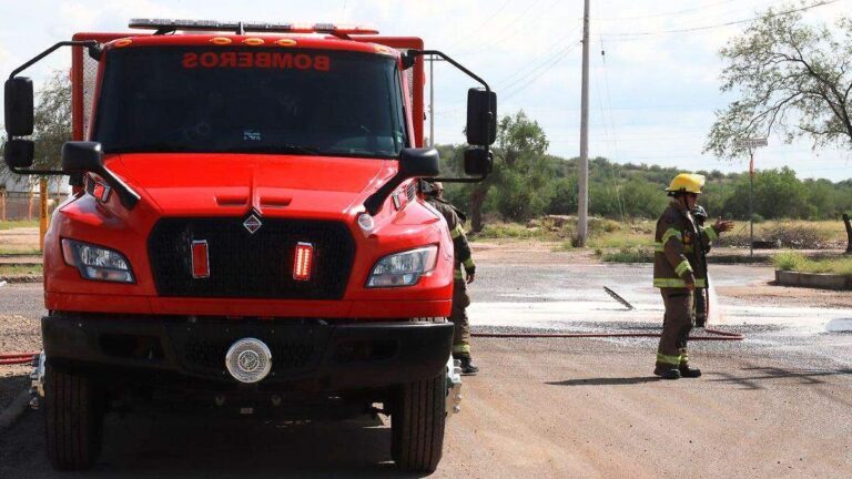 Bomberos de Hermosillo atienden reporte de líquido rojizo en alcantarilla del Parque Industrial