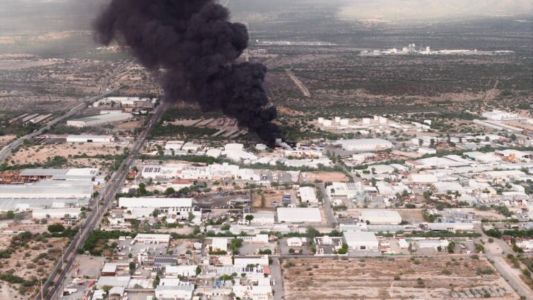 Incendio de gran magnitud movilizó a cuerpos de emergencia en Parque Industrial de Hermosillo