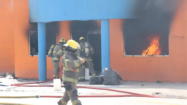 Incendio en autolavado abandonado moviliza a Bomberos en Hermosillo Incendio en autolavado abandonado moviliza a Bomberos en Hermosillo