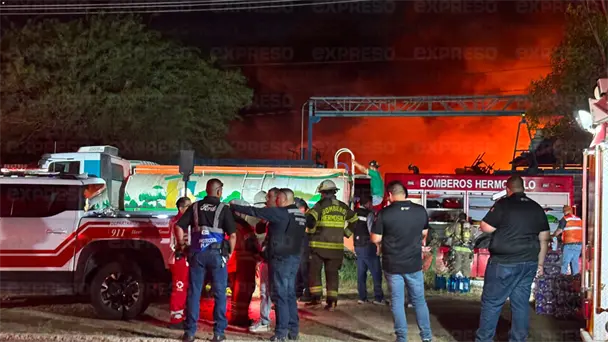 Incendio en planta recicladora del Parque Industrial de Hermosillo sigue activo Incendio en planta recicladora del Parque Industrial de Hermosillo sigue activo
