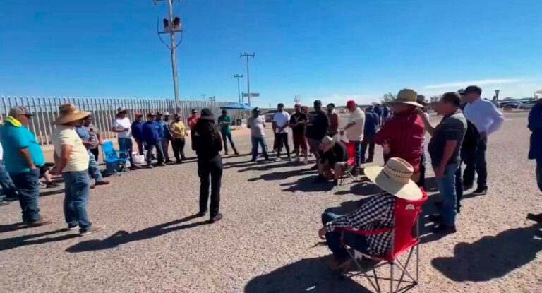 Transportistas cierran puerto comercial en San Luis Río Colorado por cancelación de visas Transportistas cierran puerto comercial en San Luis Río Colorado por cancelación de visas