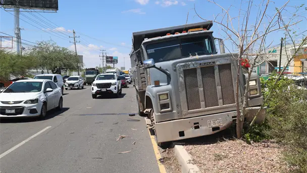 Dompe provoca choque múltiple en bulevar García Morales, Hermosillo Dompe provoca choque múltiple en bulevar García Morales, Hermosillo