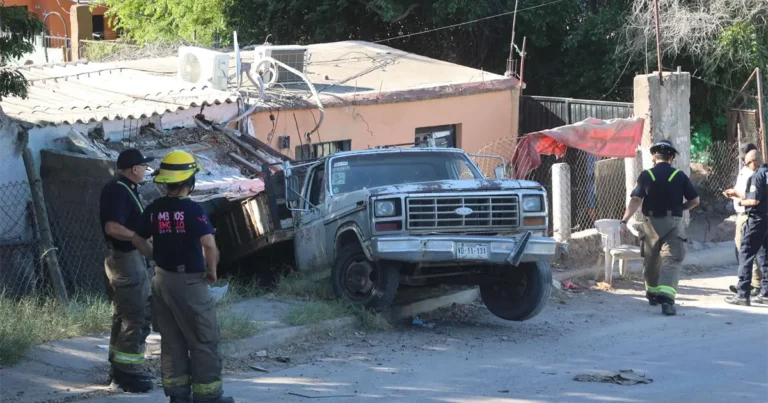 Conductor sufre problema de salud y choca vehículo de carga contra casa en El Ranchito, Hermosillo