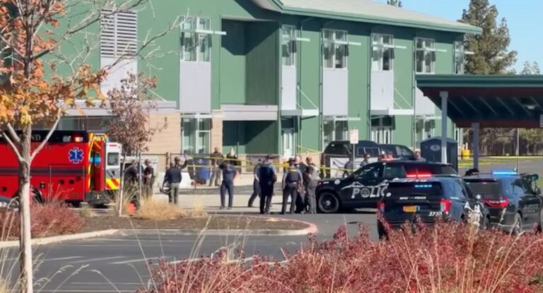 Tiroteo en escuela primaria de Oregon deja cuatro muertos, incluidos tres niños