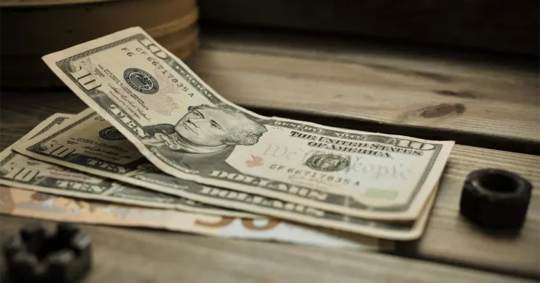 El dólar se mantiene cerca de su nivel más alto en 18 meses; peso mexicano intenta recuperarse