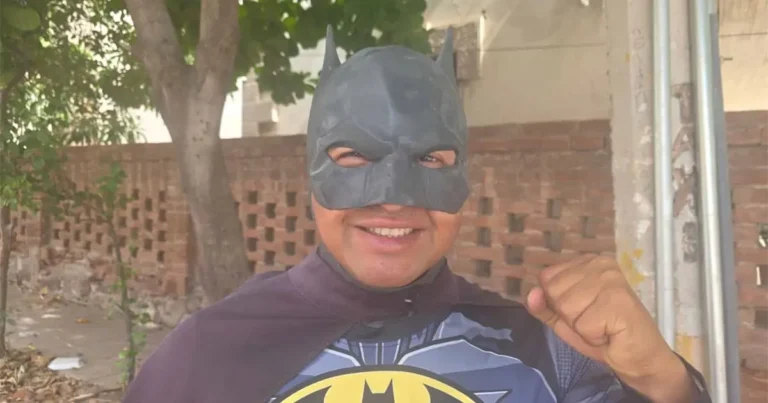 Ricardo Porras, ‘El Balman MX’, recorre México a pie vestido de Batman y llega a Guaymas