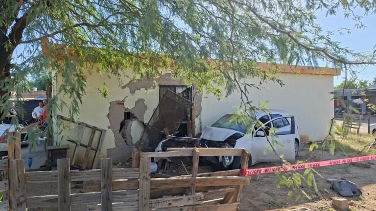 Vehículo sedán se estrella contra vivienda en Hermosillo; dos mujeres resultan lesionadas