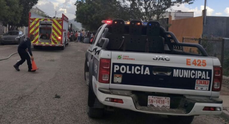 Policías rescatan a adulta mayor postrada durante incendio en colonia Ley 57 de Hermosillo