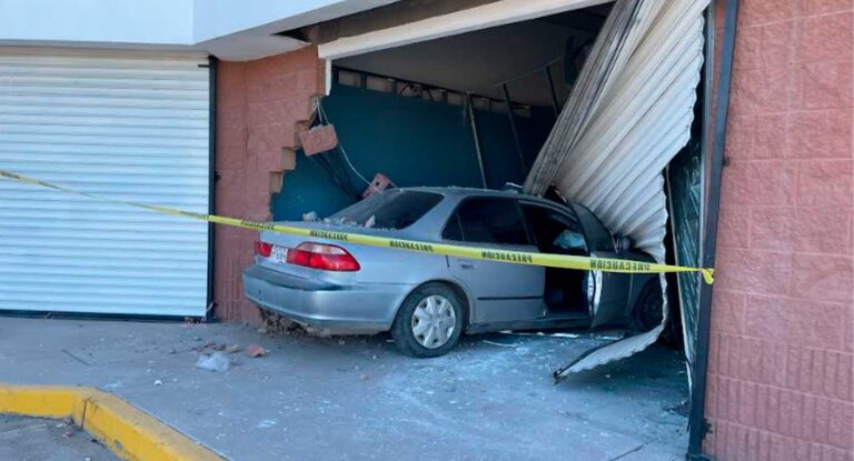 Auto se estrella en comercio del sur de Hermosillo por falla en acelerador