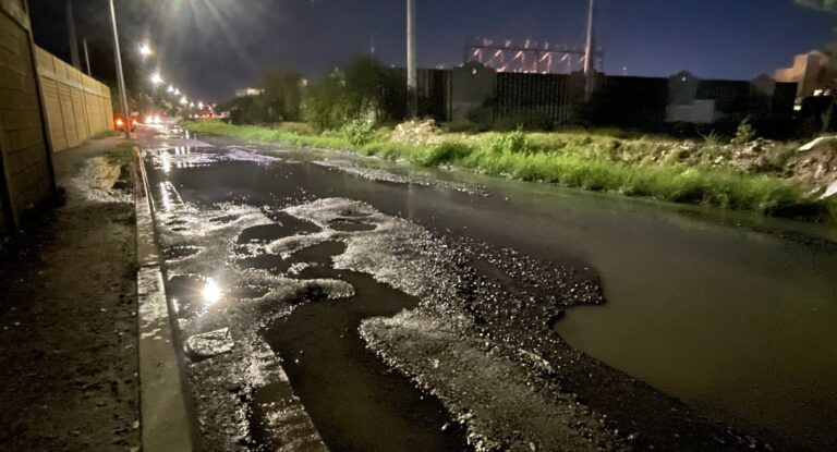 Fuga de drenaje y daños en calles afectan a Villa de Seris en Hermosillo