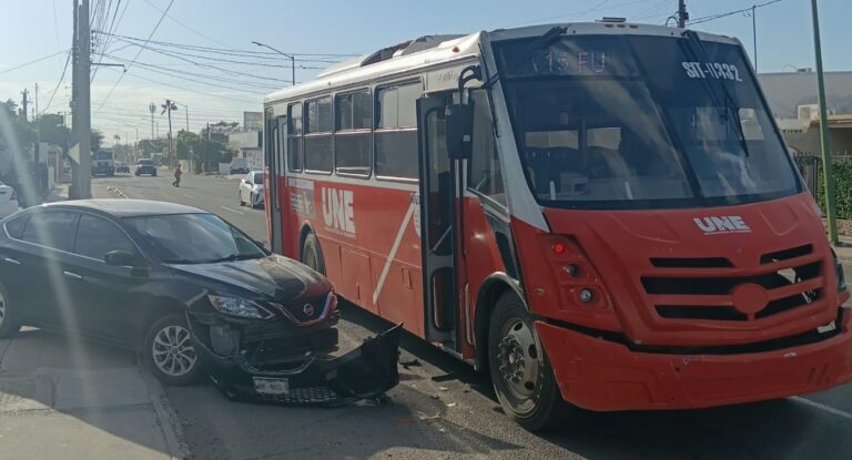 Choque entre sedán y camión de transporte urbano deja solo daños materiales en colonia Balderrama