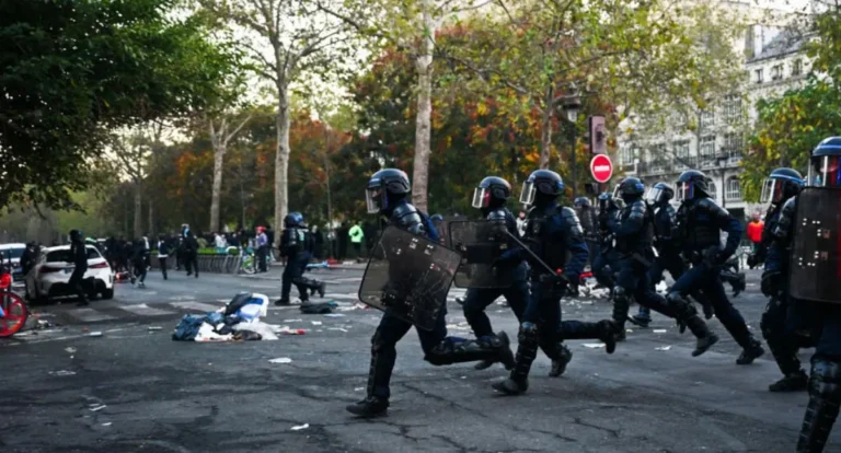 Casi mil detenidos y 70 mil policías desplegados tras protestas masivas en Francia el 24 de octubre
