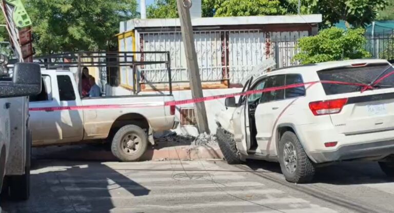 Choque entre pick up y camioneta deja un lesionado y daños en colonia Adolfo de la Huerta