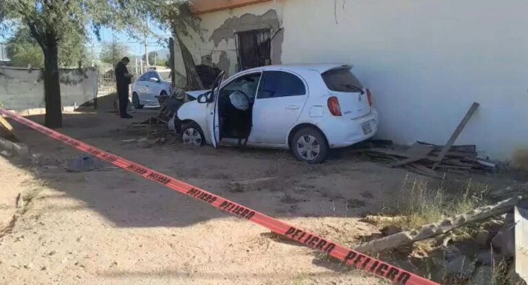 Conductora resulta lesionada tras chocar contra cocina de vivienda en Hermosillo