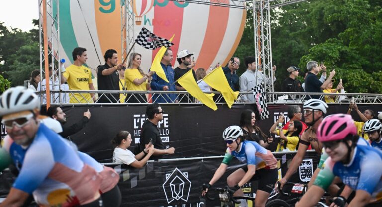 Ciclistas participan en el arranque de L’Étape by Tour de France Hermosillo 2026 desde el Parque Madero