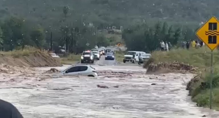 Corriente del río Sonora arrastra vehículo vacío en el vado de Mazocahui