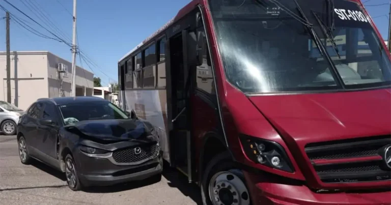 Automóvil se impacta contra camión urbano en el centro de Hermosillo; no hubo lesionados