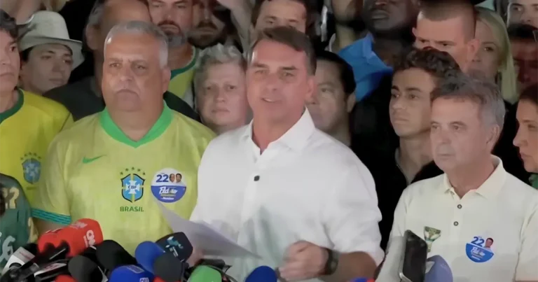 Flávio Bolsonaro anuncia impugnación de la segunda vuelta presidencial en Brasil