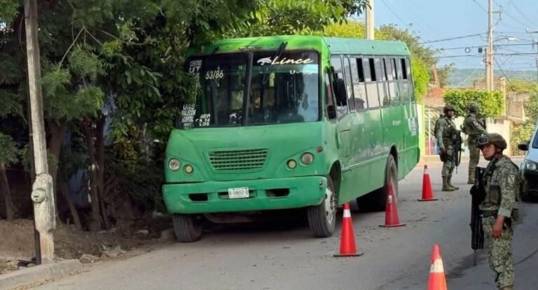 Ataque armado a camión con estudiantes deja conductor herido en Escuinapa, Sinaloa