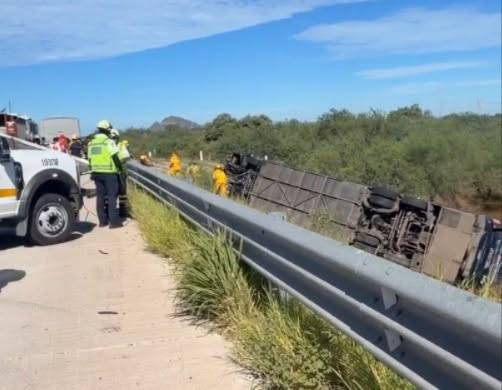 Tres muertos y más de una docena de lesionados tras volcadura de autobús en la carretera Ciudad Obregón-Guaymas