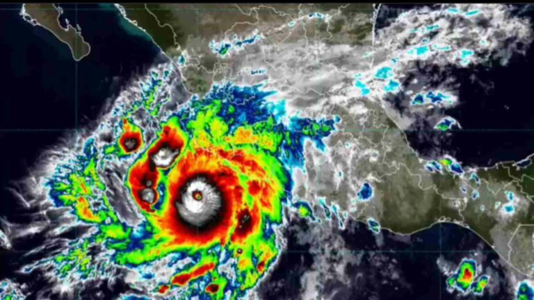 Huracán Simon se intensifica a categoría 4 y podría alcanzar categoría 5 en el Pacífico mexicano