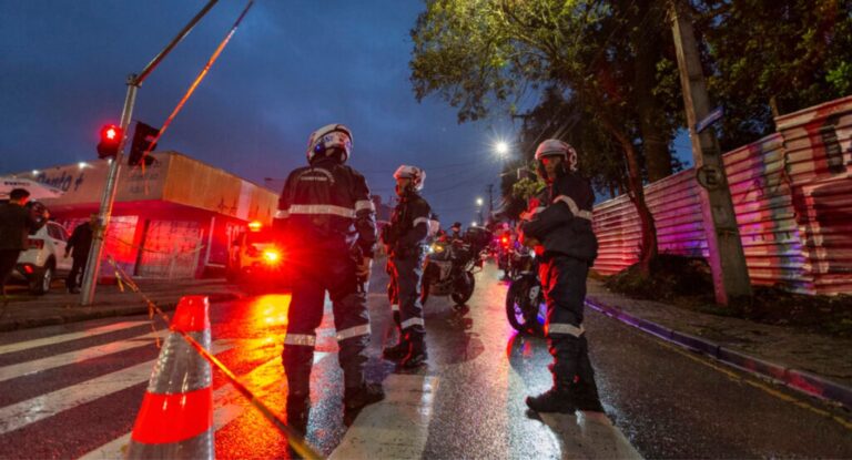 Policía de Brasil rescata a 13 niños rehenes en escuela de Curitiba; agresor muere