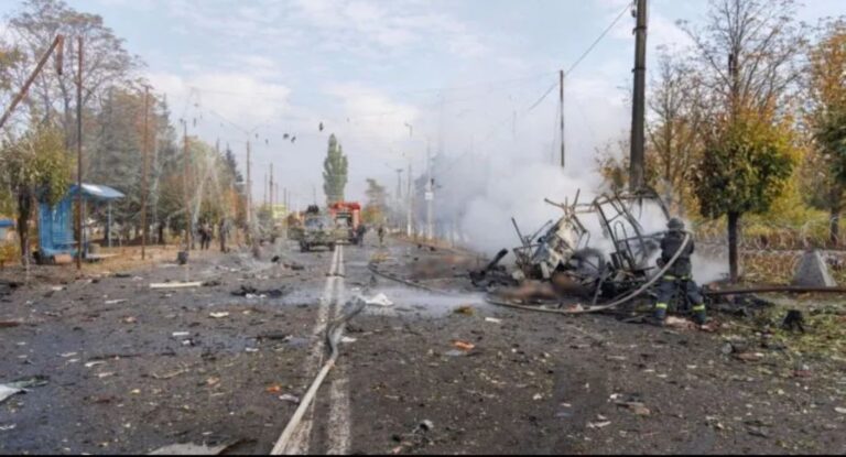 Ataque ruso deja 30 muertos en autobús público en Ucrania y Kiev enfrenta nuevos apagones