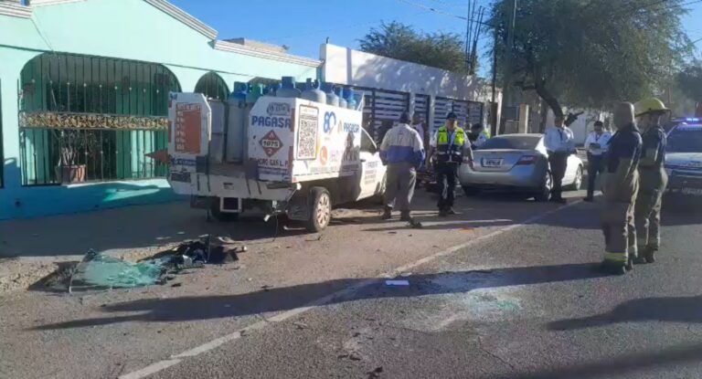 Mujer y su hijo menor resultan lesionados en choque-volcamiento en Hermosillo