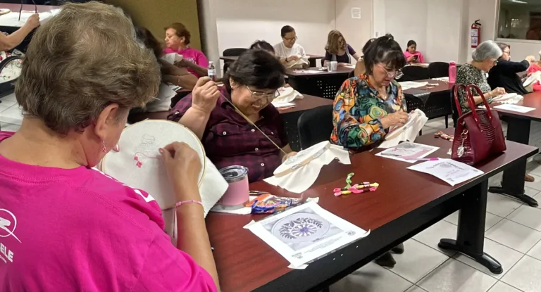 Mujeres de Hermosillo participan en taller de bordado para concientizar sobre cáncer de mama