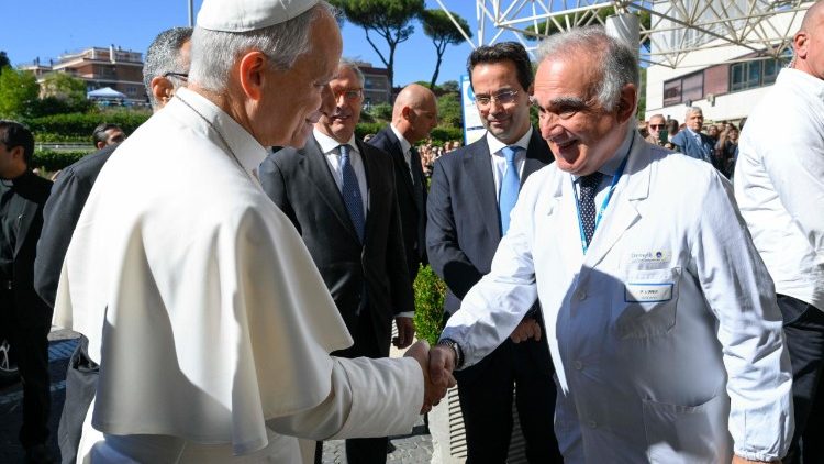 El papa León XIV ingresa al hospital Gemelli para cirugía pulmonar este 13 de octubre