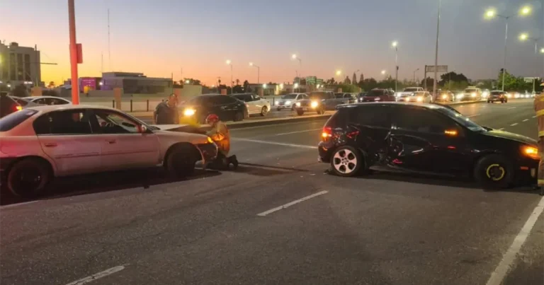 Mujer lesionada tras choque entre dos vehículos en Hermosillo este 23 de octubre