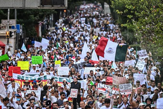 Zoé Robledo enfrenta protestas y crisis por salarios y muertes neonatales en el IMSS