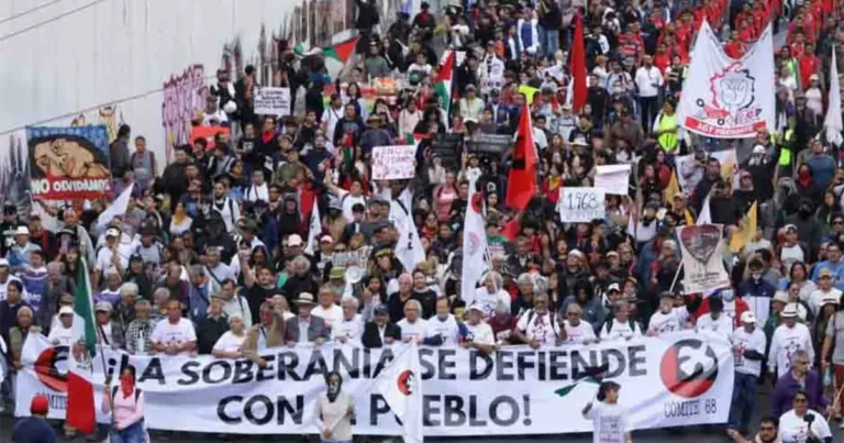Ocho mil personas marchan en CDMX por el 58 aniversario del 2 de octubre