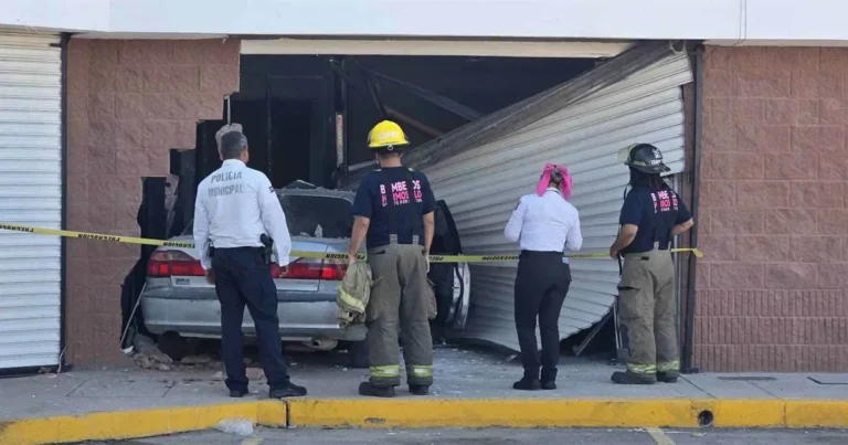 Automóvil se impacta contra local en remodelación al sur de Hermosillo; una mujer resulta herida