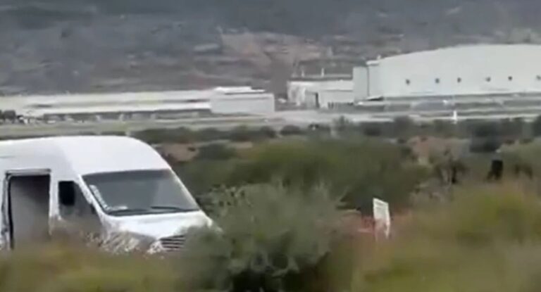 Un trabajador muere y 25 resultan heridos en volcadura de camión en obras del tren México-Querétaro