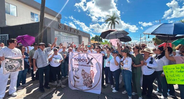 Trabajadores y derechohabientes del IMSS se manifiestan en Hermosillo por salarios y falta de insumos médicos
