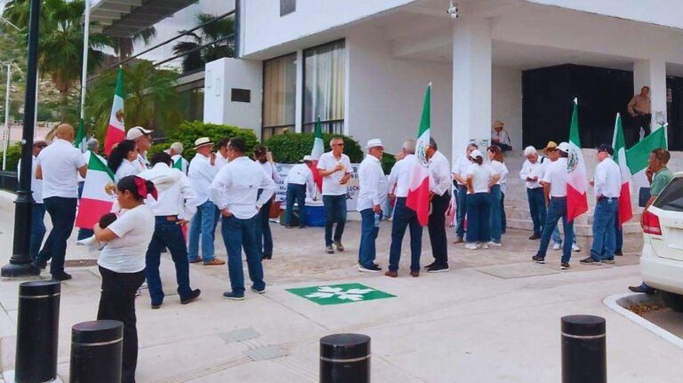Jubilados de Pemex en Hermosillo piden al Congreso Local discutir tope a pensiones