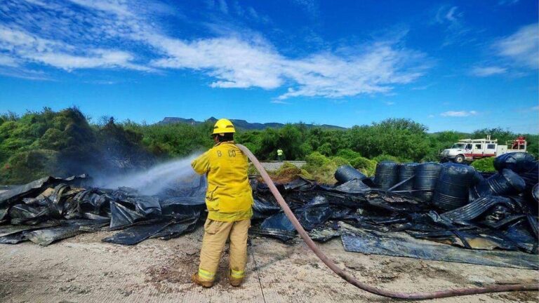 Cierre total en autopista Obregón-Guaymas por incendio de tractocamión y derrame de aceite