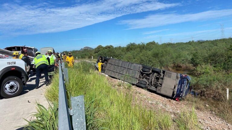 Tres muertos y ocho lesionados tras volcadura de autobús en la carretera Empalme-Ciudad Obregón